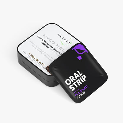 NUTRIO Myco Smelt-boks liggende flatt med en pose med oral strip i smaken sjokolade lent mot seg